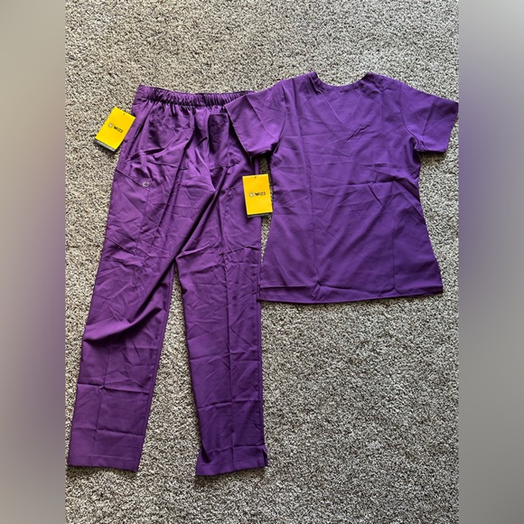 Wonder wink. Womens scrub set. Various sizes. - Picture 5 of 9
